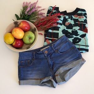 Bullhead Denim Size 0 Low Rise Denim Short Shorts